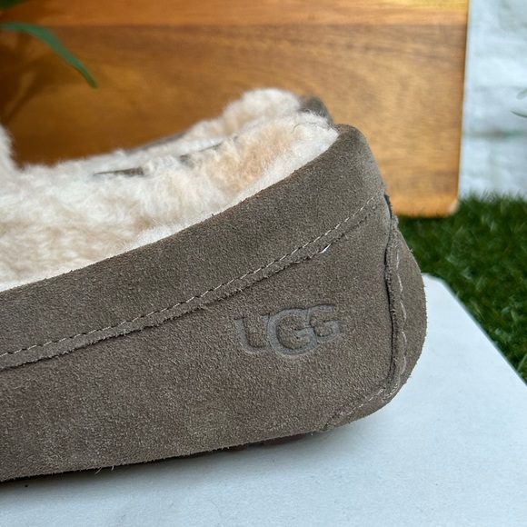 UGG Moccasins slippers color: dry leaf men’s Size 9 - Picture 10 of 10